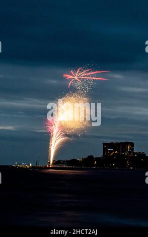 Wunderschöne 2021 Silvester-Feuerwoks mit 7pm:00 Uhr vom Steg auf der Redcliffe Peninsula, Australien Stockfoto