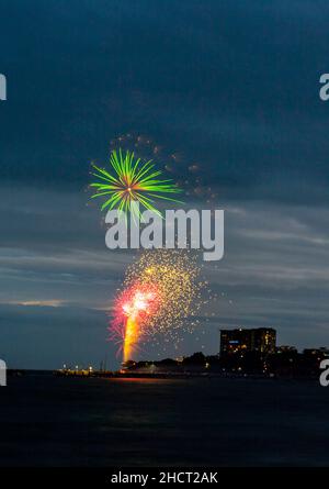 Wunderschöne 2021 Silvester-Feuerwoks mit 7pm:00 Uhr vom Steg auf der Redcliffe Peninsula, Australien Stockfoto