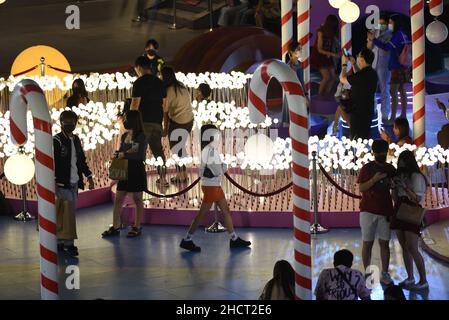 Bangkok, Thailand. 31st Dez 2021. Im Central World Department Store, Landmark Countdown im Herzen von Bangkok, organisiert von „Centralworld Bangkok Countdown 2022“, kommen Menschen, um sich die Silvesterfeuerwerk-Show 2022 anzusehen. (Bild: © Teera Noisakran/Pacific Press via ZUMA Press Wire) Bild: ZUMA Press, Inc./Alamy Live News Stockfoto
