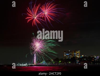 Wunderschöne 2021 Silvester-Feuerwoks mit 9pm:00 Uhr vom Steg auf der Redcliffe Peninsula, Australien Stockfoto