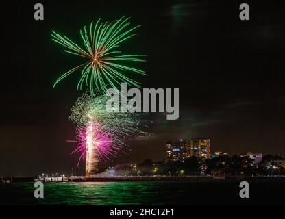 Wunderschöne 2021 Silvester-Feuerwoks mit 9pm:00 Uhr vom Steg auf der Redcliffe Peninsula, Australien Stockfoto