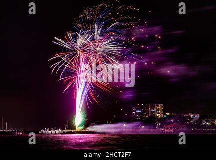 Wunderschöne 2021 Silvester-Feuerwoks mit 9pm:00 Uhr vom Steg auf der Redcliffe Peninsula, Australien Stockfoto