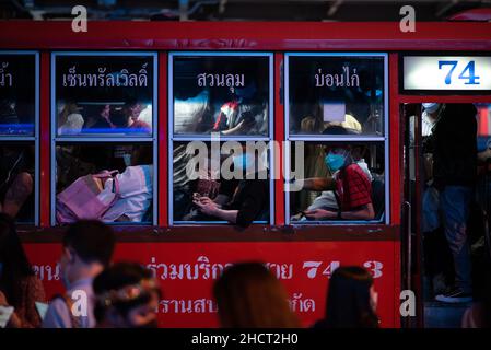 Bangkok, Thailand. 1st Januar 2022. Im Central World Department Store, Landmark Countdown im Herzen von Bangkok, organisiert von „Centralworld Bangkok Countdown 2022“, kommen Menschen, um sich die Silvesterfeuerwerk-Show 2022 anzusehen. (Bild: © Teera Noisakran/Pacific Press via ZUMA Press Wire) Bild: ZUMA Press, Inc./Alamy Live News Stockfoto