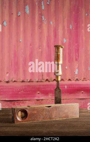 Wasserwaage und Meißel Stockfoto