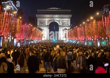 Paris, Frankreich. 1st Januar 2022. An der Champs Elysees Avenue versammeln sich Menschen, um das neue Jahr in Paris, Frankreich, am 31. Dezember 2021 zu feiern. Quelle: Xinhua/Alamy Live News Stockfoto