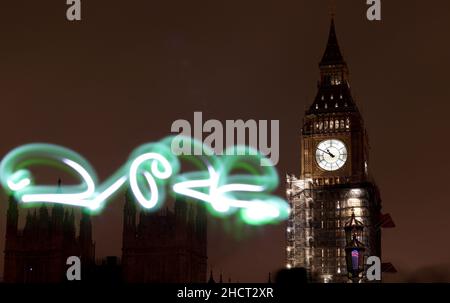 London, Großbritannien. 31st Dez 2021. Das am 31. Dezember 2021 aufgenommene Foto zeigt den Big Ben mit dem Lichtbild '2022' in London, Großbritannien. Kredit: Li Ying/Xinhua/Alamy Live Nachrichten Stockfoto