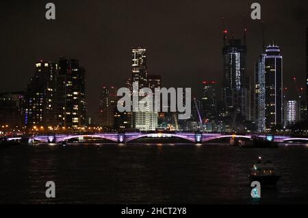 London, Großbritannien. 31st Dez 2021. Das am 31. Dezember 2021 aufgenommene Foto zeigt die Themse in London, Großbritannien. Kredit: Li Ying/Xinhua/Alamy Live Nachrichten Stockfoto