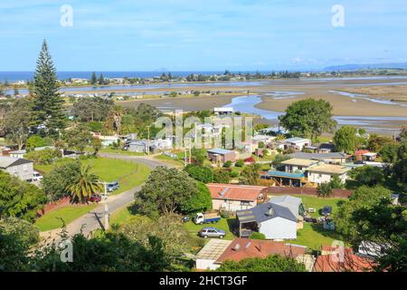 Die Häuser von Little Waihi, einem Küstendorf in der Bay of Plenty, Neuseeland. Gegenüber der Mündung befindet sich die Nachbarstadt Pukehina Beach Stockfoto