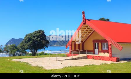 Waipiro Bay in der Region Tairawhiti/Gisborne, Neuseeland. Das Versammlungshaus von Iritekura Marae, mit Blick auf den Ozean Stockfoto