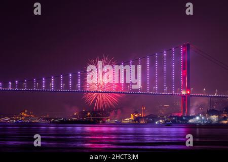 ISTANBUL, TÜRKEI. Neujahrsfest 2022 in Istanbul. Feuerwerk mit der Istanbul Bosporus Brücke (Martyrs Brücke, 15th. Juli). Stockfoto