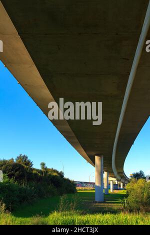 Eine lange, kurvige Autobahnunterführung, von unten gesehen Stockfoto