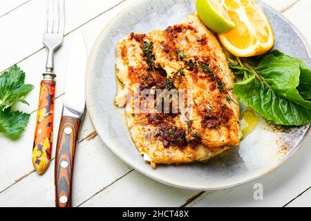 Schmackhafter gebackener Fisch, gebratener Hechtbarsch in Orangensauce. Stockfoto