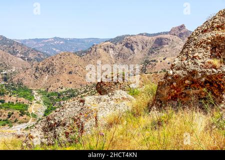 Kleines Dorf Pentedattilo, Kirche und Ruinen des verlassenen Dorfes, griechische Kolonie auf dem Berg Calvario, dessen Form an die fünf Finger erinnert. Calabria Stockfoto