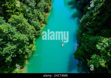 Kajakfahren auf dem Fluss im Wald - wunderschöne Naturkulisse Stockfoto