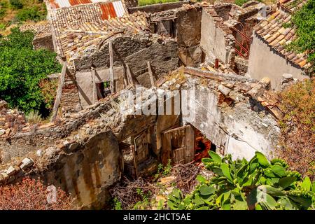 Kleines Dorf Pentedattilo, Kirche und Ruinen des verlassenen Dorfes, griechische Kolonie auf dem Berg Calvario, dessen Form an die fünf Finger erinnert. Calabria Stockfoto