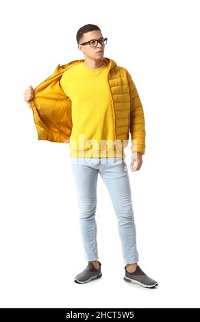 Junger Mann in gelber Jacke und Sweatshirt auf weißem Hintergrund Stockfoto
