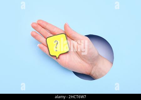 Frau mit Haftnotiz und Fragezeichen auf blauem Hintergrund Stockfoto