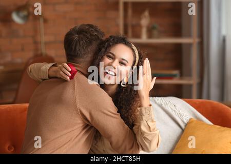 Glückliches junges verlobt Paar zu Hause Stockfoto