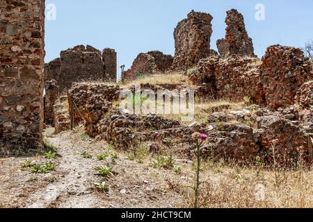 Ruine einer Geisterstadt im Nationalpark Aspromonte mit dem Fiumara (Fluss) von Amendolea, Kalabrien, Italien Stockfoto