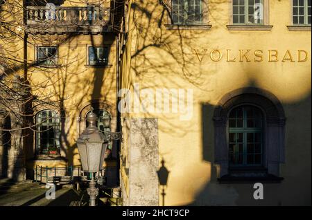 Das Muellersche Volksbad in München im Sonnenlicht. Ein Hallenbad mit Sauna. Ein neobarockes Jugendstilgebäude. Architekt Carl Hocheder. Stockfoto