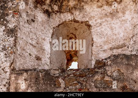 Ruine einer Geisterstadt im Nationalpark Aspromonte mit dem Fiumara (Fluss) von Amendolea, Kalabrien, Italien Stockfoto