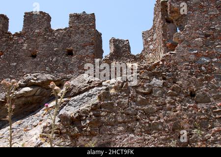 Ruine einer Geisterstadt im Nationalpark Aspromonte mit dem Fiumara (Fluss) von Amendolea, Kalabrien, Italien Stockfoto