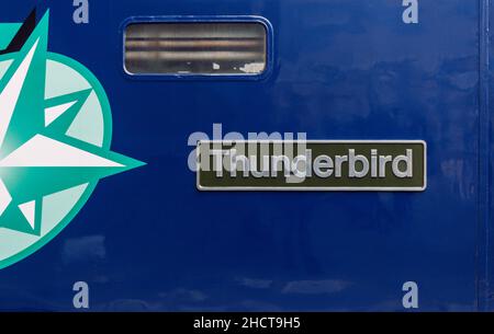 57311 „Thunderbird“-Namensschild. Bahnhof Carlisle Citadel. Stockfoto