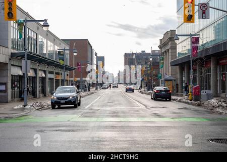 Ottawa, Kanada - 16. Dezember 2021: Blick auf die Stadt mit Autos auf der Straße und Ampeln in der Straße der Innenstadt Stockfoto