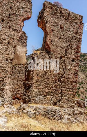 Ruine einer Geisterstadt im Nationalpark Aspromonte mit dem Fiumara (Fluss) von Amendolea, Kalabrien, Italien Stockfoto