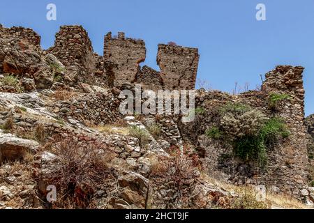 Ruine einer Geisterstadt im Nationalpark Aspromonte mit dem Fiumara (Fluss) von Amendolea, Kalabrien, Italien Stockfoto