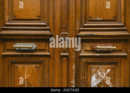 Alte Tür aus braunem Holz im Zentrum von paris Stockfoto