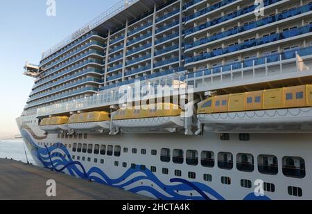 30. Dezember 2021, Portugal, Lissabon: Das Schiff AIDAnova ist im Kreuzfahrtterminal der portugiesischen Hauptstadt vertäut. Das Schiff sollte Lissabon am 30. Dezember 2021 verlassen und nach Madeira und den Kanarischen Inseln fahren. Foto: Soeren Sache/dpa-Zentralbild/dpa Stockfoto