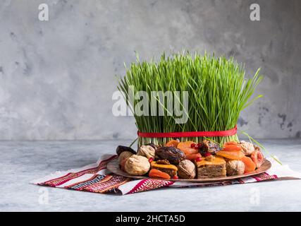 Novruz Einstellung Tischdekoration, Weizengras, aserbaidschanischen nationalen Gebäck pakhlava, Neujahr sring Feier, Natur Erwachen Stockfoto