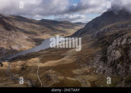 Luftaufnahme der fliegenden Drohne Episches Landschaftsbild im Frühherbstherbst entlang des Ogwen-Vslley im Snowdonia-Nationalpark mit dramatischem Himmel und Berg Stockfoto