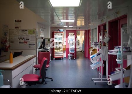 Paris, Frankreich. 01st Januar 2022. Blick auf das Innere des Cochin-Krankenhauses am Silvesterabend in Paris, am 31. Dezember 2021. Foto von Raphael Lafargue/ABACAPRESS.COM Quelle: Abaca Press/Alamy Live News Stockfoto