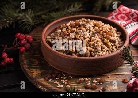 Kutya. Traditionelles slawisches Weihnachtsgericht Kutia Haferbrei aus Weizenkörnern, Mohnsamen, Nüssen, Rosinen und Honig. Orthodoxe Christen in Ukra Stockfoto