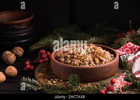 Kutya. Traditionelles slawisches Weihnachtsgericht Kutia Haferbrei aus Weizenkörnern, Mohnsamen, Nüssen, Rosinen und Honig. Orthodoxe Christen in Ukra Stockfoto