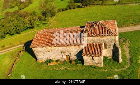 Romanische Kirche von San Martin in Escoto. Stockfoto