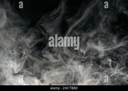 Rauchen auf schwarzem Hintergrund Stockfoto