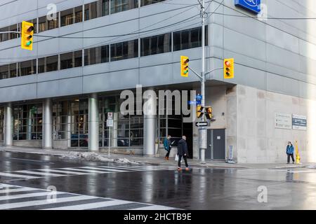 Ottawa, Kanada - 16. Dezember 2021: Kreuzung und Ampeln in der Innenstadt von Ottawa. Stockfoto