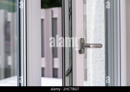 Weißer Kunststoff PVC-Fenster geöffnet. Stockfoto