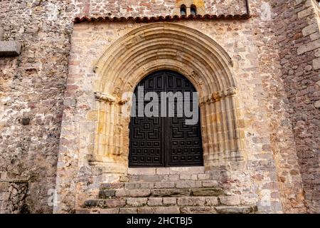 Eingangstür zur romanischen Kirche Santa Maria del Conceyu in Llanes. Stockfoto