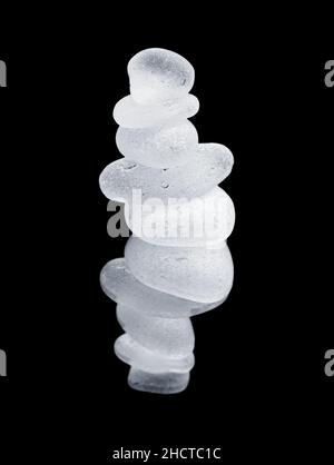 Stücke aus Meeresglas isoliert auf schwarzem Hintergrund Stockfoto