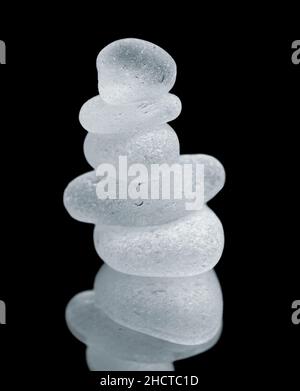 Stücke aus Meeresglas isoliert auf schwarzem Hintergrund Stockfoto