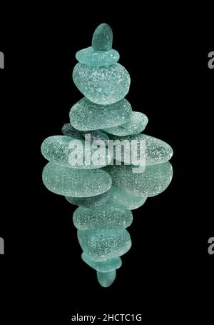 Stücke aus Meeresglas isoliert auf schwarzem Hintergrund Stockfoto