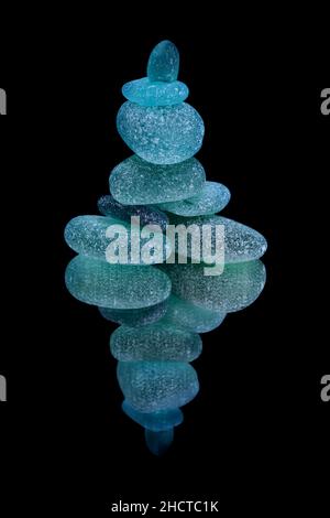 Stücke aus Meeresglas isoliert auf schwarzem Hintergrund Stockfoto