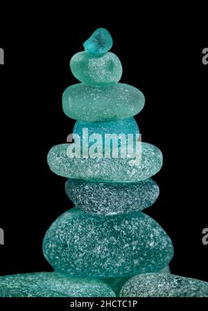 Stücke aus Meeresglas isoliert auf schwarzem Hintergrund Stockfoto