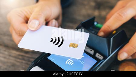 Kontaktloses Zahlungskonzept, weibliche Kundin hält Kreditkarte in der Nähe der nfc-Technologie am Schalter, Kunde macht Transaktionsrechnung auf Terminal rfid cas Stockfoto