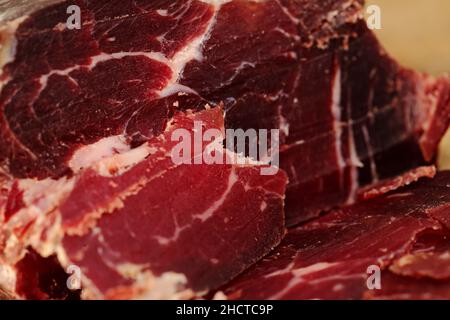 Cecina de Leon, gesalzenes und luftgetrocknetes Rindfleisch aus der Provinz Leon, lokale Spezialität Stockfoto