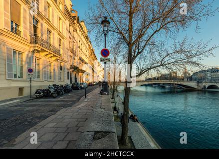 Paris, Frankreich - 11. Mai 2021: Seine auf der Ile Saint Louis in Paris, Frankreich Stockfoto